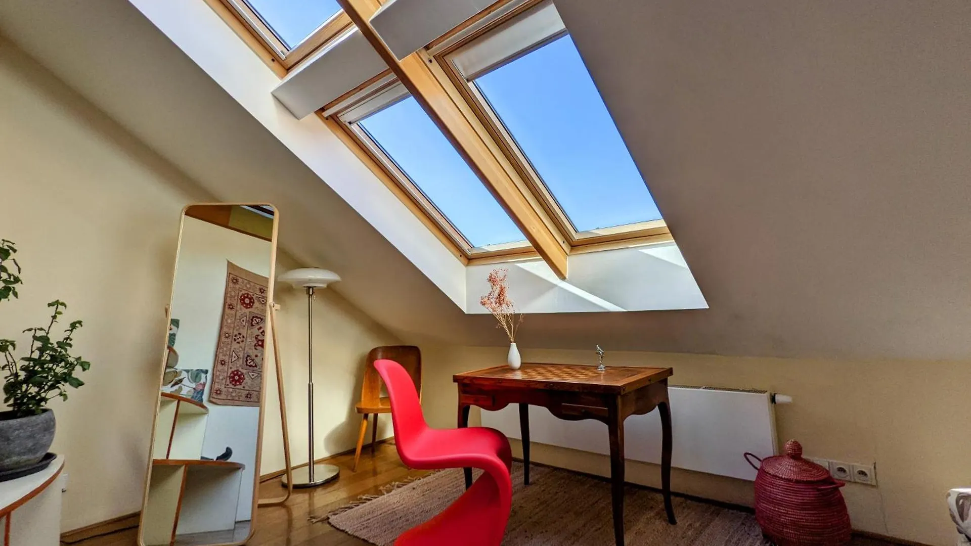 Konukevi Guestrooms, Rooftop With Garden, Spacious Living Room, Character And Fireplace Prag