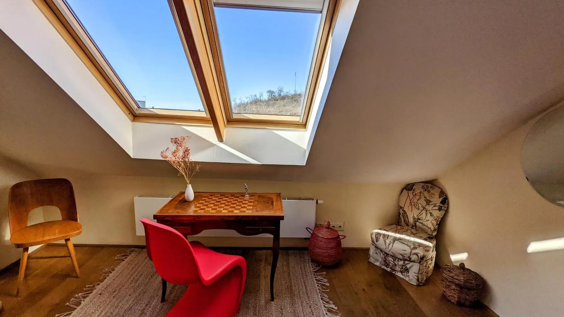 Guestrooms, Rooftop With Garden, Spacious Living Room, Character And Fireplace Prag