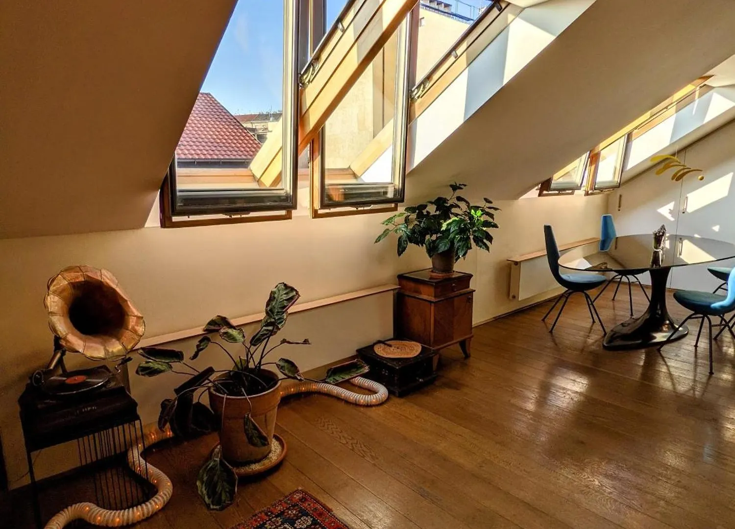 Guestrooms, Rooftop With Garden, Spacious Living Room, Character And Fireplace Прага Гостевой дом