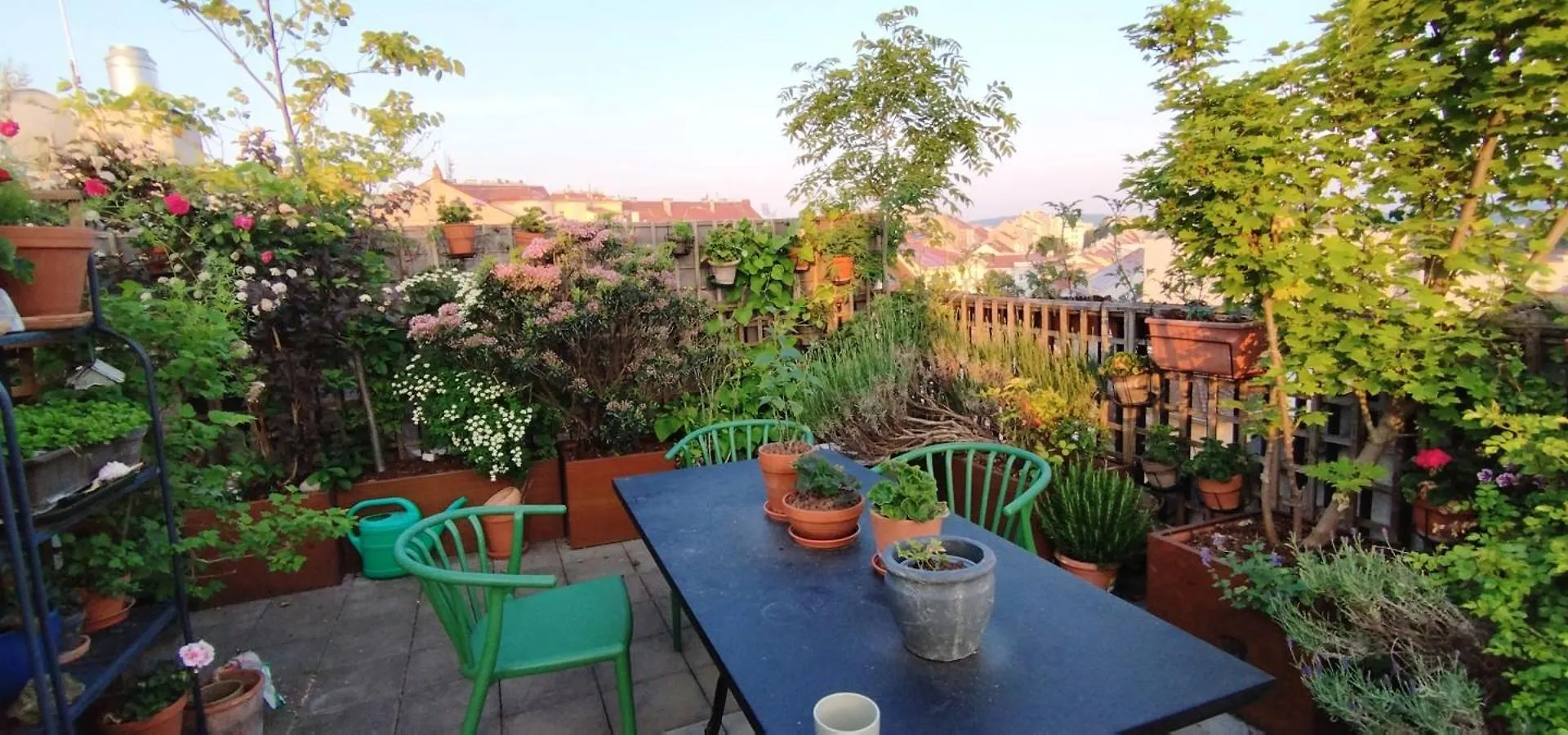 Guestrooms, Rooftop With Garden, Spacious Living Room, Character And Fireplace Прага