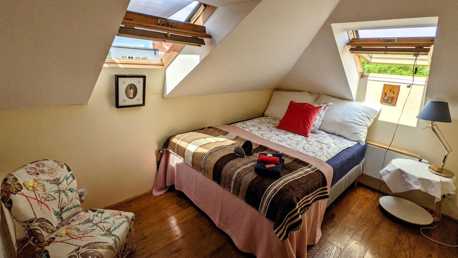 Гостевой дом Guestrooms, Rooftop With Garden, Spacious Living Room, Character And Fireplace Прага
